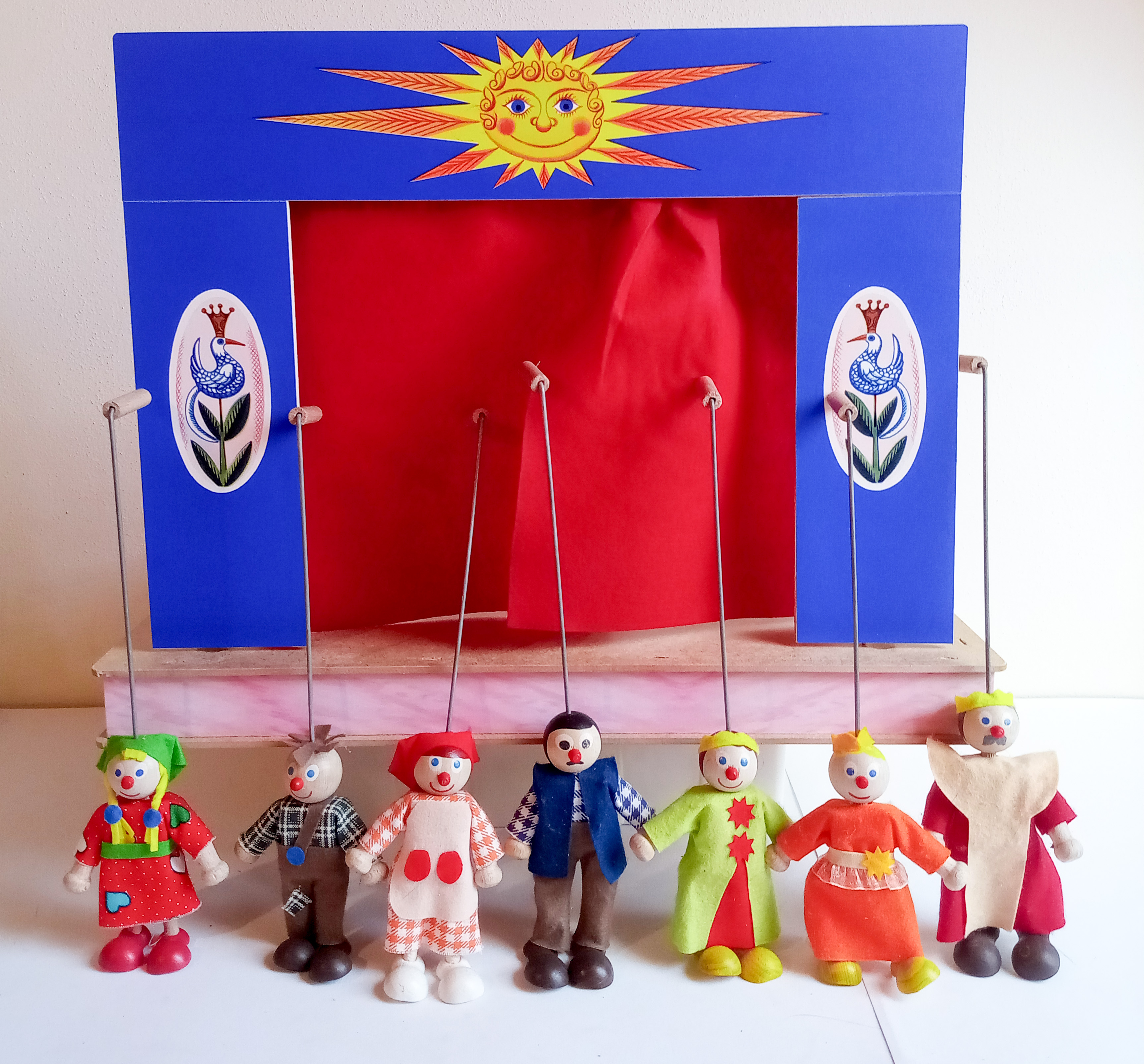 Loutkové divadlo + 7 ks dřevěných loutek